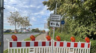 Auf der nördlichen Seite sind bereits die Umleitungsschilder aufgestellt.