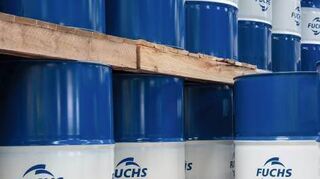 Die berühmten Ölfässer in der Produktion von Fuchs.