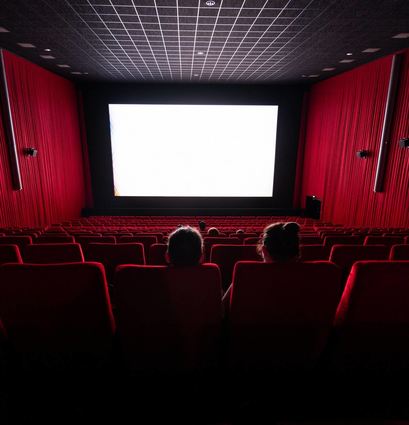 Wenige Besucher sitzen in einem Saal im Kino Ufa-Kristallpalast in der Innnenstadt und schauen auf die Leinwand. Als erstes großes Kino in der Stadt durfte der Ufa-Palast nach dem Corona-Lockdown wieder öffnen. (zu dpa "Mit Popcorn, ohne Maske: Wie kann ein Kinobesuch jetzt aussehen?") +++ dpa-Bildfunk +++