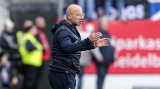 Bernhard Trares an der Seitenlinie: Seit dem Trainerwechsel Mitte September kommt der SVW auf 14 Punkte und 11:6 Tore aus sieben Spielen. In der Formtabelle seit Trares’ Amtsantritt stehen die „Buwe“ damit auf Platz zwei.