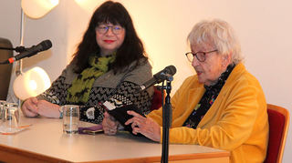 Claudia Schmid (v. l.) und Ingrid Noll sind zu Gast im evangelischen Gemeindehaus in Neulußheim und begeistern das Publikum mit ihren Romanen.