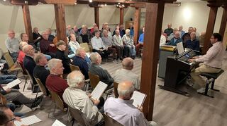Rund 50 Männer zwischen 16 und 90 Jahren proben jeden Donnerstag im Sängerheim unter der Leitung von Thomas Kästner. Die Geselligkeit ist wichtiger Bestandteil des Gesangsvereins.