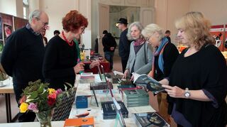 Die Buchmesse im Südzirkel des Schlosses bietet neues „Lesefutter“ und viele Autoren trifft man dort persönlich.