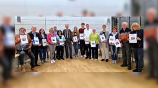Die ausgezeichneten Teilnehmer (v. l.) sind Wolfgang Huff, Klaus Gredel, Simone Drescher, Fiona Rick, Peter und Renate Barthel, Stefanie Heimann, Daniel Schubert für Sylvia Hamann, Jorg Brixner für Ehefrau Judith, Sigrid Schönecker, Gabriele Alscher, Marion Tropf, Klaus Treiber und Gabriele Frohburg. Sie erhielten Urkunde und „Brühler Geschenke“ aus der Hand von Bürgermeister Dr. Ralf Göck (Mitte).