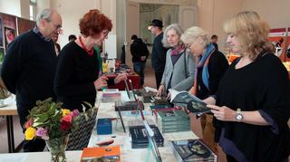Die Buchmesse im Südzirkel des Schlosses bietet neues „Lesefutter“ und viele Autoren trifft man dort persönlich.