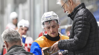 Im Gespräch mit einem Fan Adler Mannheim-Kapitän Marc Michaelis.