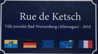 Das „Rue de Ketsch“-Schild steht beispielsweise im Büro von Bürgermeister Timo Wangler und erinnert an die Anfangszeit der Freundschaft zwischen Ketsch und Trélazé.