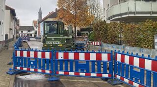 Der Energieversorger MVV denkt, dass die Kirchenstraßen wegen der Verlegung von Fernwärme- und Wasserleitungen wohl noch bis Anfang oder Mitte Dezember gesperrt sein könnte.