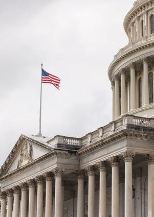 Die US-Flagge weht vor dem Kapitol. Die Angst vor Unruhen ist groß.