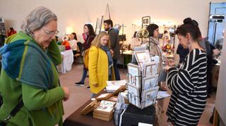 „Schauen, stöbern, finden“ lautet die Devise bei der Handmade-Love-Messe – und die Besucher kommen dieser mit Freuden nach.