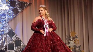 Ein wahrhaft prächtiges Kleid hat sich die neue Luxina ausgesucht.