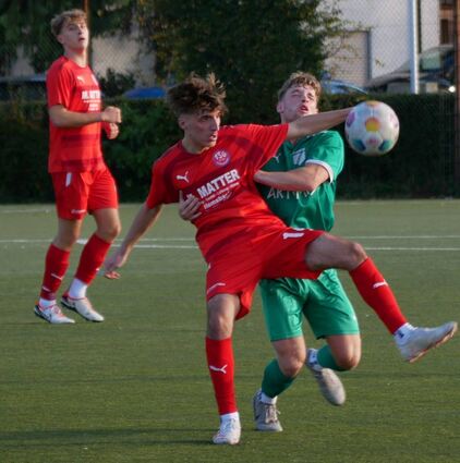 Teilweise mit harten Bandagen wurde beim Spiel Lützelsachsen gegen Oftersheim gekämpft. Hier bekommt SGO-Akteur Oliver Gund (r.) einen Ellenbogen ab.