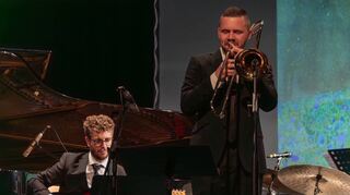 Philipp Herget (Gitarre) und Solist Peter Hedrich (Posaune) spielen zu dem Gemälde „Der Kuss“ von Gustav Klimt.