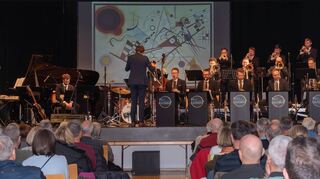 Das Silent Explosion Orchestra (SEO) spielt zu „Komposition 8“ von Wassilij Kandinsky.