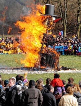 <p>Das war es dann: Der rund sechs Meter hohe Schneemann, der den Winter symbolisie- ren soll, brannte lichterloh und wurde begeistert verabschiedet.</p>