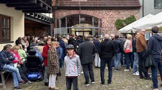 Vor dem Eingang der Scheune des Heimat- und Kulturkreises in Plankstadt hat sich eine große Menschentraube gebildet.