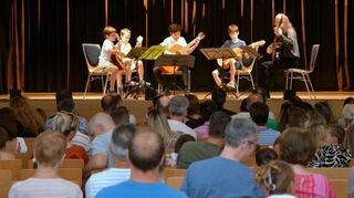 Jakob Plieninger, Maxim Held, Florian Lindemann und Thien-An Weinacker an der Gitarre spielen mit Lehrer Philippe Wolter (rechts) beim Jahreskonzert der Jugendmusikschule.