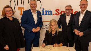 Erinnerungsfoto beim Eintrag ins Goldene Buch der Stadt Schwetzingen: Ina Müller (M.) mit Martina Braun (v. l.), Geschäftsführerin der Stadtwerke Schwetzingen, Oberbürgermeister Matthias Steffan, SZ-Chefredakteur Jürgen Gruler und dem Vorstandssprecher der Vereinigten VR Bank Kur- und Rheinpfalz Till Meßmer.