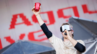 <p>Der Rapper Ski Aggu prostet dem Publikum bald in Hockenheim zu.<br></p>