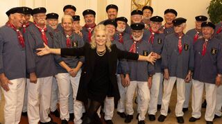 Ina Müller mit den Rheinauer Seebären: Der Shantychor umrahmt den „Talk im Schloss“ vorzüglich.