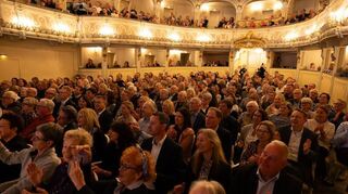 Binnen 30 Minuten war die Veranstaltung ausverkauft – das Rokokotheater ist bestens gefüllt.