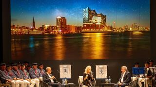 Ein Hamburger Bild mit der Elbphilharmonie schmückt die Leinwand auf der Bühne.
