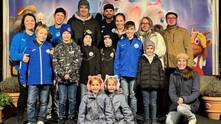 Die stolze Delegation des FV 08 Hockenheim bei der Verleihung des goldenen Kleeblattes für hervorragende Jugendarbeit im Europapark: Mannschaftsbetreuerin Lena Lattrell, Ben Lattrell, Jugendtrainer Felix Lattrell, Jasper Krämer, Jugendtrainer Christian Krämer, die Zwillinge Jamian und Jeremy Stewart, Jugendtrainer Armin Husic, Kathrin Husic, Lean Husic, Noan Husic, Chantal Stewart, Alex Karsten und Ilona Krämer. Im Vordergrund Jette (l.) und Jule Krämer.