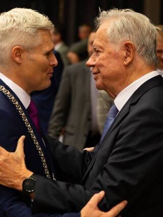 Auch Ehrenbürger Gerhard Stratthaus (r.) ist zum Gratulieren gekommen.