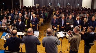 Zu Abschluss der öffentlichen Verpflichtung spielt der Musikverein-Stadtkapelle Schwetzingen im voll besetzten Lutherhaus das Badnerlied“.