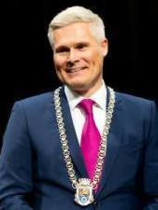 Matthias Steffan wird OB. Der neue Oberbürgermeister von Schwetzingen Matthias Steffan mit seiner Amtskette.