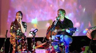 Anna und Matze Wurm alias „Notes from the Living Room“ freuen sich auf ihren zweiten Auftritt im Central Kino, für den sie bereits eine imposante Setlist zusammengestellt haben.