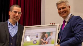 Cleverer Schachzug: Simon Abraham (l.) ernennt Matthias Steffan zum „Markenbot-schafter“ für Vereine und Inklusion – und erinnert ihn so an sein Wahlkampfversprechen.