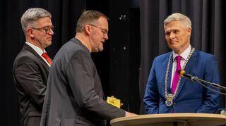 Pfarrer Steffen Groß (v. l.) und Dekan Uwe Lüttinger haben Matthias Steffan gute Wünsche, einen kleinen Engel und Gottes Segen mitgebracht.