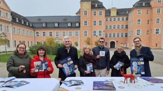 Sie freuen sich auf den Weihnachtsmarkt: Kerstin Betsche (v. l.) und Christiane Drechsler von der Touristinformation, Oberbürgermeister Matthias Steffan, Kulturreferentin Dr. Barbara Gilsdorf, Stadtmarketing-Geschäftsführer Oliver Engert, Schlossherrin Sandra Moritz und Museumschef Lars Maurer.