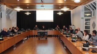 Der Ausschuss für Ordnung, Bau und Umwelt vergibt in seiner jüngsten Sitzung im Ratssaal den Auftrag für die Planungsleistung des Teilabrisses der Mehrzweckhalle für einen Gesamtbetrag von 45 900 Euro.