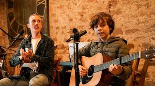 Marc Phillips (l.) beim Konzert „Marc &amp; Friends“ in Plankstadt – neben ihm sitzt Theo Heck, ein langjähriger Gesangs- und Gitarrenschüler des Teilnehmers der Castingsendung „The Voice of Germany“