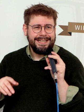 Professor Dr. Hiram Kümper trägt unterhaltsam vor.