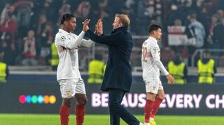 VfB-Trainer Sebastian Hoeneß (rechts) klatscht nach der Niederlage gegen Atalanta Bergamo mit dem eingewechselten Jarzinho Malanga ab.