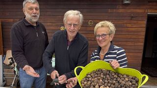 Die Vorbereitungen laufen für den Missionsbasar: Günther Martin stiftet Walnüsse, Kurt Allgeier ist als Nussknacker aktiv und Marianne Faulhaber koordiniert, dass die Bäckerinnen die Walnüsse erhalten.