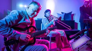 Saiten und Posaune: Diese Kombination steht für das Format „Strings & Bones“ im „Brilliant Spaces“ in der Konzertreihe unter dem Motto „Artist. Lounge. Live“. Bernhard Sperrfechter (Gitarre, l.), und Martin Simon (Kontrabass, r.) spielen mit dem Posaunisten Bernhard Vanecek als Special Guest.