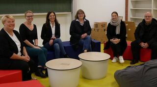 Kurze Pause im neuen Rückzugsraum (v. l.): Schulleiterin Alexa Schäfer, Bauamtsleiterin Susanne Barisch, Sachgebietsleiterin Schule Isabel Heider, Architektin Annette Schulle-Dietrich, stellvertretende Bauamtsleiterin Christina Haber-Resse und Architekt Markus Dietrich.