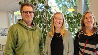 Die neue Berufsberaterin Sina Kilian (Mitte) wird von Rektorin Verena Wittemer (rechts) und Marc Böhmann (links), Fachleiter für Berufs- und Studienorientierung, in der Friedrich-Ebert-Gemeinschaftsschule begrüßt.