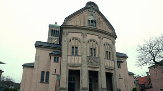 Wer sich die Fassade der Kirche St. Georg genauer anschaut, erkennt schadhafte Stellen an der Außenhülle sowohl am Putz als auch in den Sandsteinreliefs. Dass das Dach undicht ist, bemerkt man nur von innen.