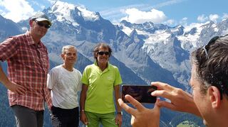 Hans Kammerlander (3. v. l.) in seiner Heimat Südtirol mit dem Ortler (3905 Meter) im Hintergrund. Hier ist er gern mit Bergsport-begeisterten aus aller Welt unterwegs. Auch im nächsten Jahr sind etliche Touren geplant, die auf seiner Website buchbar sind.