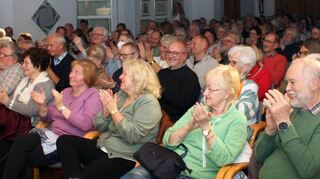 Mit seinem neuen Programm hält der Humordozent vor ausverkauftem Haus im Plankstadter Gemeindezentrum einen ganz besonderen Sprachkurs ab, bei dem sich das Publikum auf jeden Fall erkennbar köstlich amüsiert.
