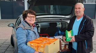 Renate Böhm und Bruno Kühnle überbringen der Tafel Hockenheim einen ersten Teil der Spende.