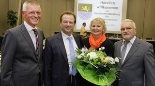 Ergebnis der Bürgermeisterwahl am 23. Oktober 2013 im kleinen Saal der Stadthalle: Der neue Beigeordnete Thomas Jakob und Lebensgefährtin Ulla Lichtenberg wird beglückwünscht von OB Dieter Gummer (l.) und Bürgermeister Werner Zimmermann.