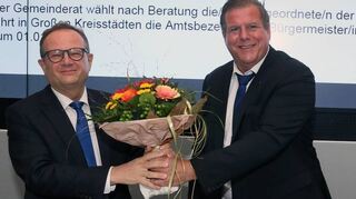 Einziger Bewerber der Wahl am 20. Oktober 2021: OB Marcus Zeitler überreicht Thomas Jakob-Lichtenberg einen Blumenstrauß zur Wiederwahl.