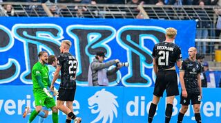 Mannheims Torhüter Jan-Christoph Bartels ist frustriert. Auch beim 0:3 haben ihn seine Mitspieler im Stich gelassen.