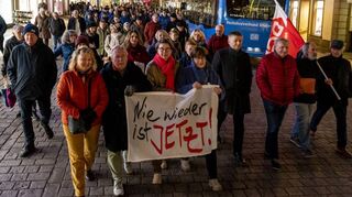 Auf Einladung des Ortsverbands Speyer des DGB gedenken engagierte Bürger mit einem Schweigemarsch vom St. Georgsbrunnen zum Gedenkstein der ehemals in der Hellergasse stehenden und in der Reichspogromnacht zerstörten Synagoge.